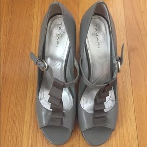 Tahari Women’s Size 9 Mary Grey Pumps